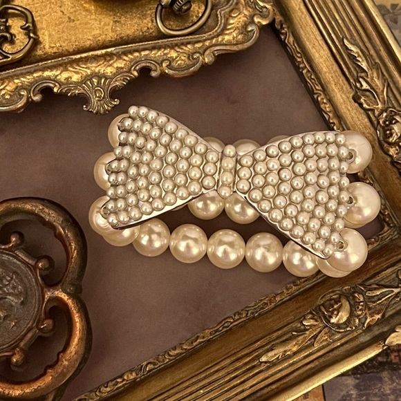 VINTAGE • Pearl Silver Flex Bow Stretch Bracelet - Picture 3 of 3